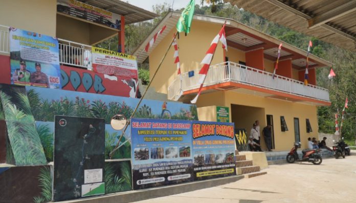 Gerbang masuk kawasan Villa Emas Gunung Pulosari di Desa Cilentung, Pandeglang