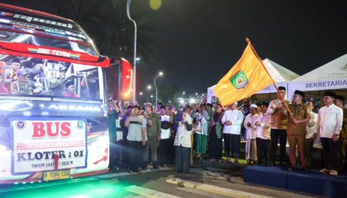 Gubernur Banten Andra Soni melepas jemaah haji kloter pertama asal Kota Tangerang