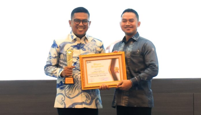 Gubernur Banten Andra Soni menerima penghargaan KWP Awards 2026