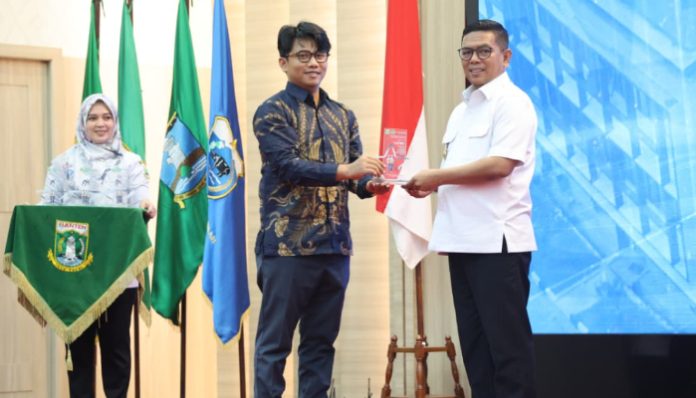 Gubernur Banten Andra Soni menyerahkan penghargaan keselamatan dan kesehatan kerja kepada perusahaan di Pendopo KP3B Kota Serang