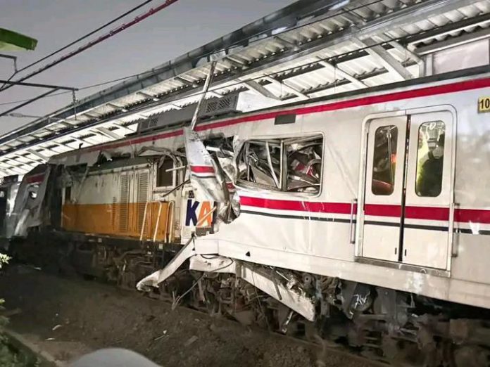 Kondisi setelah insiden kecelakaan KRL-KA Argo Bromo Anggrek di Bekasi