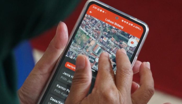 Ilustrasi aplikasi Sentuh Tanahku yang memungkinkan masyarakat mengecek kesesuaian data sertipikat tanah melalui smartphone