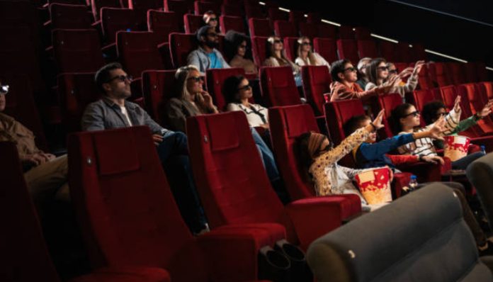 Ilustrasi menonton film di bioskop (Foto/iStockphoto)