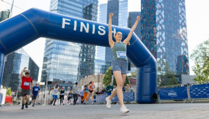Ilustrasi peserta fun run sampai garis finish (Foto/iStockphoto)