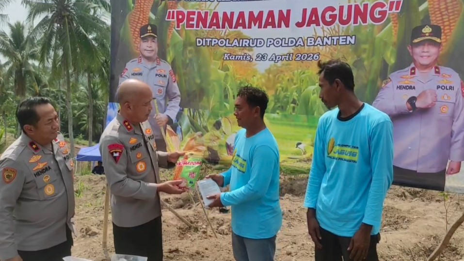 Ditpolairud Polda Banten menggencarkan tanam jagung (Foto: Bantentv.com/ Ali)
