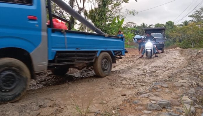 Jalan Penghubung 6 Desa di Cimanggu Belum Pernah Diaspal