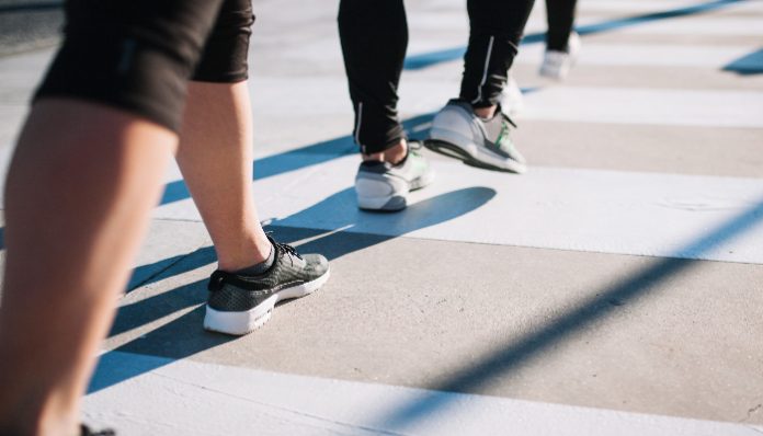 Jalan kaki rutin bisa turunkan berat badan? coba teknik 6-6-6 walking challenge (Foto: Freepik)