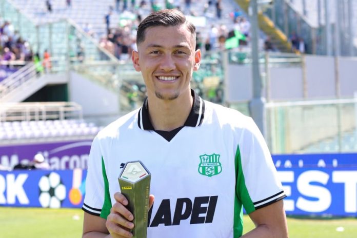 Jay Idzes mendapatkan trofi Panini Player of the Match usai laga