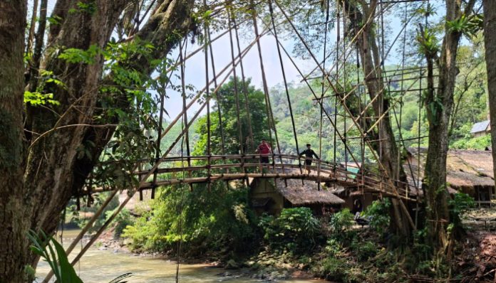 Jembatan bambu ikonik di Kampung Gajebo, Baduy Luar, menjadi akses utama warga dan wisatawan saat menyusuri kawasan adat Baduy