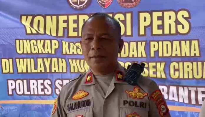 Kapolsek Ciruas Kompol Salahuddin saat konferensi pers pengungkapan kasus curanmor bersenjata api di Polsek Ciruas