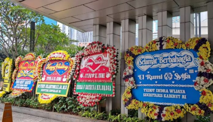 Karangan bunga dari pejabat penuhi lokasi pernikahan El Rumi dan Syifa Hadju di Hotel Raffles Jakarta