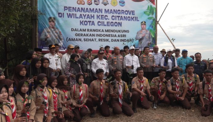 Kegiatan penanaman 1.000 mangrove digelar di Krakatau Chandra Energi, Kawasan Industri Krakatau, Kota Cilegon, Jumat (24/4/2026)