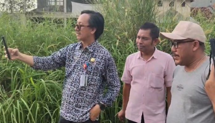 Kepala DPKP Kota Serang melakukan video call dengan Wali Kota Serang untuk melaporkan kondisi lokasi, didampingi warga Permata Hijau