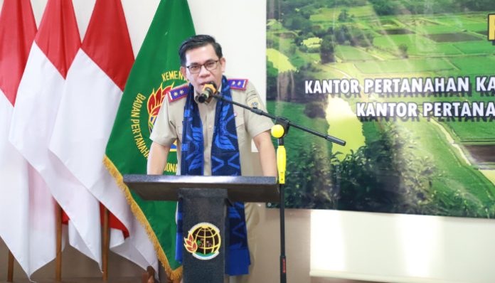 Kepala Kantor Wilayah BPN Provinsi Banten, Harison Mocodompis