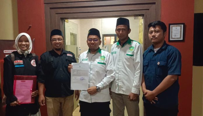 Ketua Gema MA Banten Irwandi Suherman saat melaporkan dugaan penganiayaan di Polda Banten