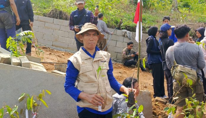 Ketua LSM Hijau Persada Oman Saat melakukan aksi penanaman pohon di gunung Pulosari