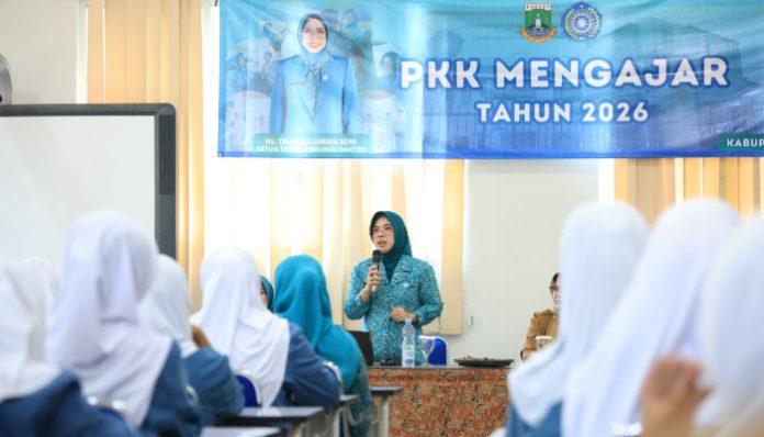 Ketua TP PKK Provinsi Banten Tinawati Andra Soni memberikan motivasi kepada siswa saat program PKK Mengajar di SMKN 2 Pandeglang