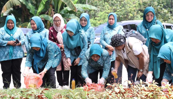Ketua TP PKK Provinsi Banten Tinawati Andra Soni menghadiri peringatan Hari Bumi di Pusat Budaya Alam Nusantara, Kabupaten Tangerang