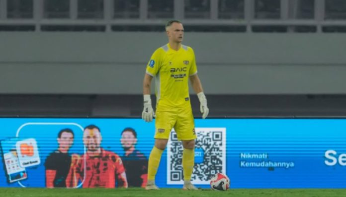 Kiper Dewa United Sonny Stevens tampil gemilang dengan menggagalkan penalti Persijap di menit akhir pertandingan