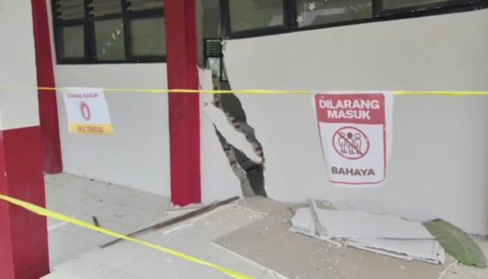 Kondisi bangunan SDN Kutakarang 3 rusak akibat tanah bergerak