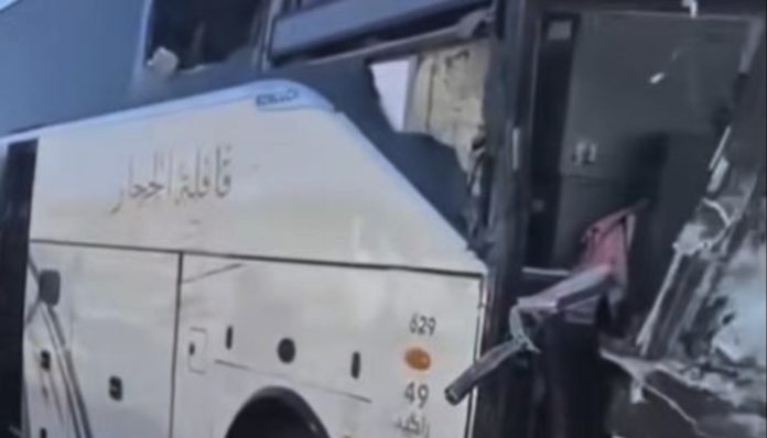 Kondisi bus yang mengangkut jemaah haji Indonesia usai mengalami kecelakaan di Madinah