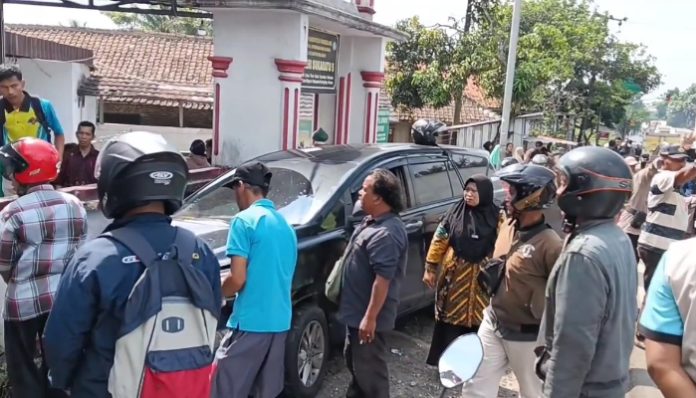 Kondisi sesaat setelah kecelakaan maut, warga terlihat berkerumun di lokasi kejadian.
