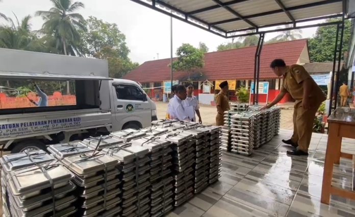 Ratusan siswa SDN 2 Sukadaya mulai menikmati program MBG (Foto: Bantentv.com/ Nano)