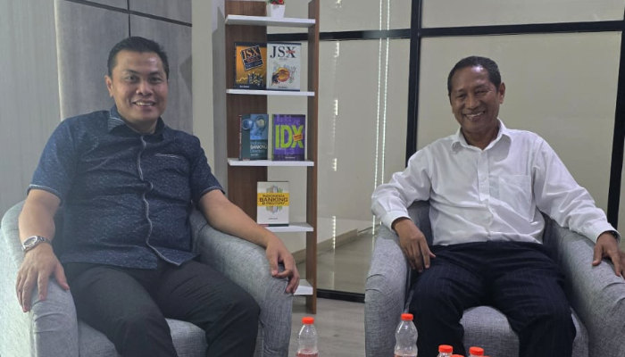 Mashudi (kiri) bersama Konselor Timor Leste D. Savio saat berada di kantor Disway, Palmerah, Jakarta
