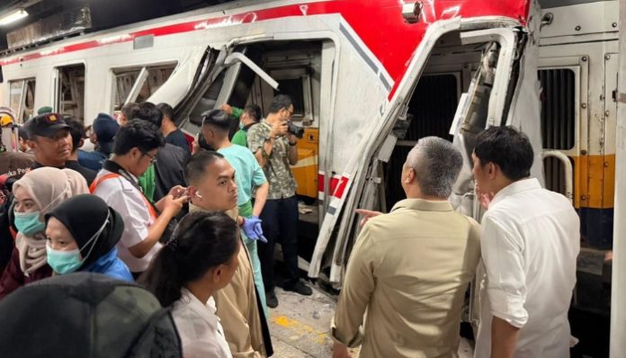 Menteri Perhubungan Dudy Purwagandhi meninjau lokasi tabrakan KA dan KRL di Stasiun Bekasi Timur