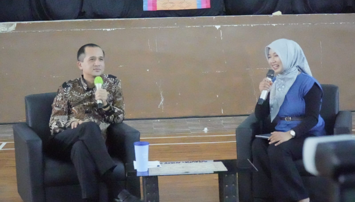 Menteri Transmigrasi Iftitah Sulaiman saat kegiatan talk show di Gedung Graha Pancasila Pandeglang.