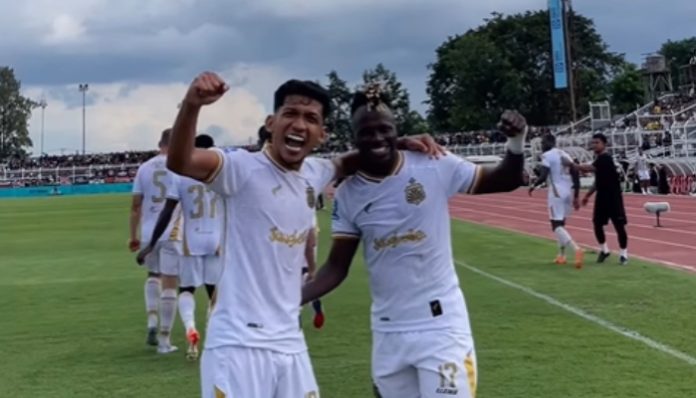 Moussa Sidibe meraya PKOR Sumpah Pemuda Bandar Lampungkan gol kemenangan saat menjamu Persija di Stadion