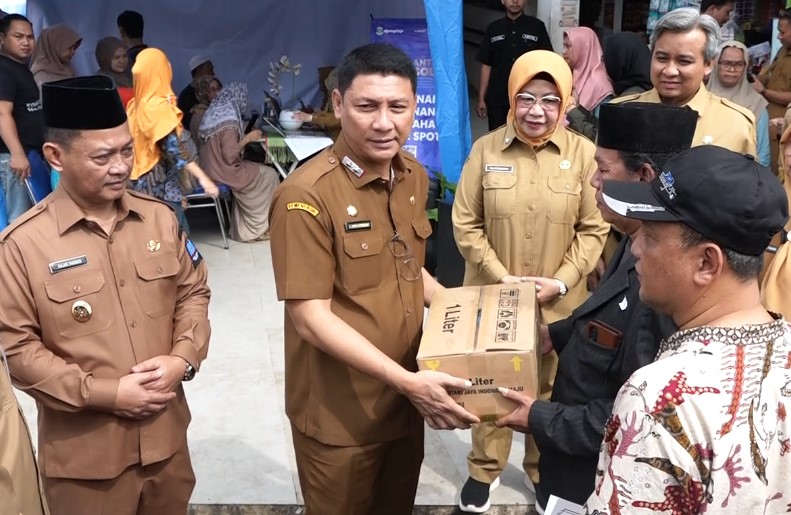 Pedagang yang memiliki NIB dapat akses langsung ribuan liter Minyakita (Foto: Bantentv.com)