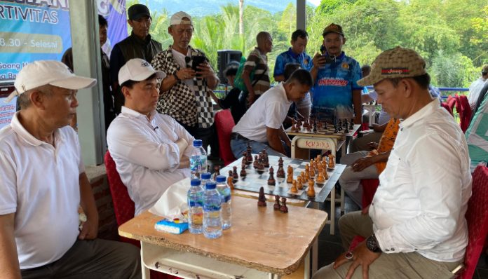 Para pecatur mengikuti Turnamen Catur Dimyati Cup 2026 di kawasan wisata Curug Goong, Pandeglang