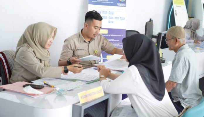 Pegawai BPN sedang melayani Proses hibah rumah dari orang tua ke anak