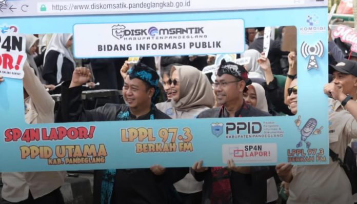 Pegawai Diskomsantik Pandeglang saat mengikuti karnaval dalam rangka memeriahkan Hari Jadi ke-152 Kabupaten Pandeglang.