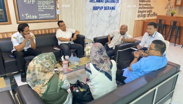 Pegawai Disnakertrans Kota Serang saat memberikan penjelasan mengenai program penempatan tenaga kerja luar negeri. (Foto/Bantentv.com)