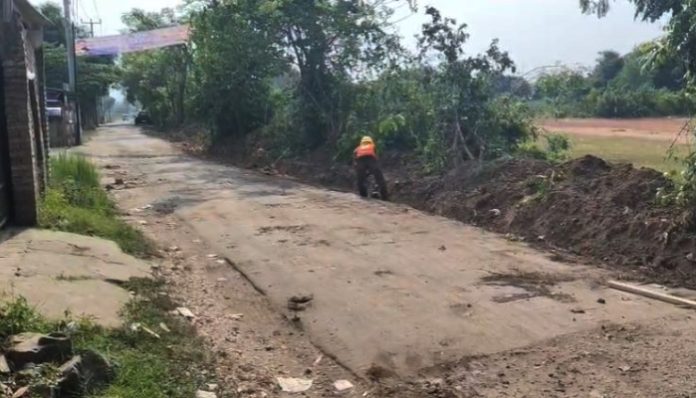 Pekerja melakukan betonisasi jalan di Kota Serang sebagai bagian dari pembangunan 17 titik infrastruktur pada 2026