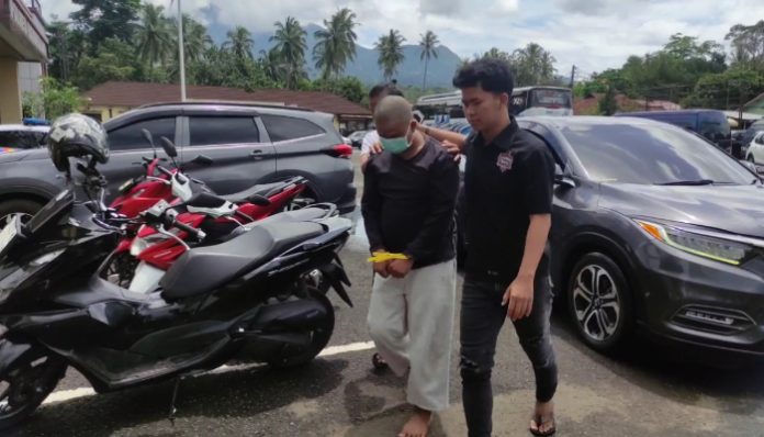 Pelaku Pencabulan Terhadap Anak Kandung saat Digelandang ke Polres Pandeglang