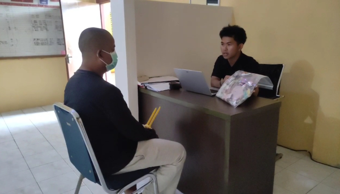 Pelaku pencabulan terhadap anak kandung saat diperiksa oleh Polres Pandeglang