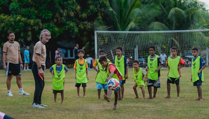 Pemain Dewa United Banten FC berbaur dengan anak-anak saat sesi latihan.