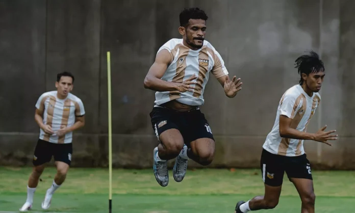 Pemain Dewa United dalam sesi latihan jelang laga melawan PSIM Yogyakarta