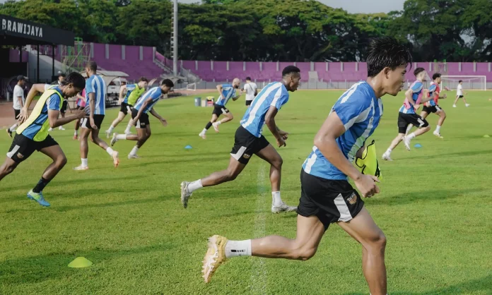 Pemain Dewa United menjalani sesi latihan