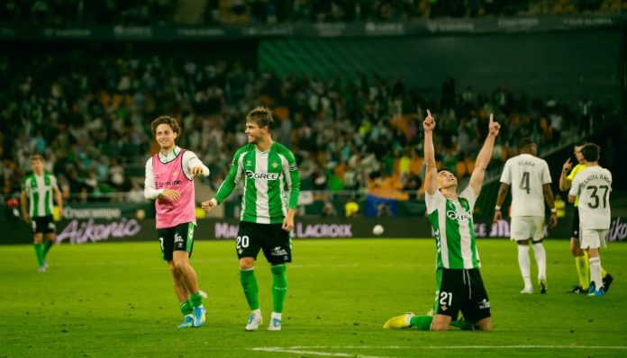 Pemain Real Betis merayakan gol penyeimbang ke gawang Real Madrid di menit akhir pertandingan