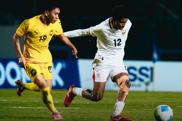Pemain Timnas Indonesia U-17 berusaha menembus pertahanan Malaysia pada laga Piala AFF U-17 2026