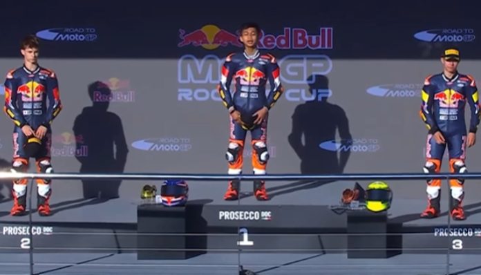 Pembalap Indonesia Muhammad Kiandra Ramadhipa merayakan kemenangan di Red Bull MotoGP Rookies Cup 2026