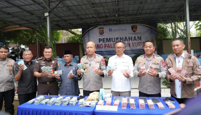 Pemusnahan ribuan lembar uang palsu oleh Bank Indonesia Banten bersama aparat penegak hukum di Serang