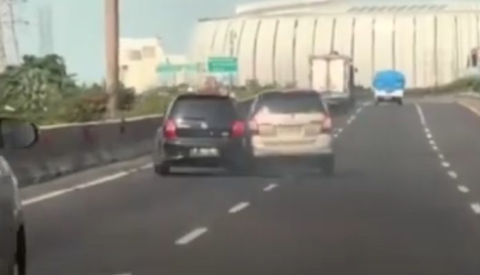 Pengemudi Grand Livina Diduga Dipalak Rp2 Juta Usai Serempetan di Tol Wiyoto Wiyono