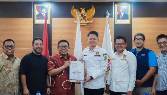 Pengurus Nasional Karang Taruna menyerahkan SK kepengurusan Karang Taruna Kabupaten Pandeglang masa bakti 2026–2030.