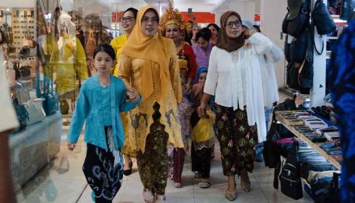 Perempuan Banten Berkeliling Mall of Serang dalam Parade Budaya