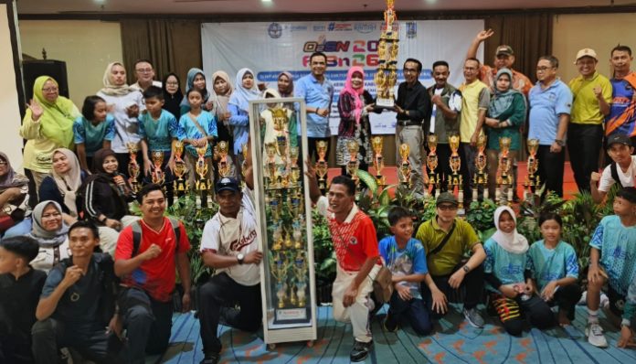 Perwakilan Kecamatan Cikande menerima piala juara umum O2SN 2026 tingkat Kabupaten Serang
